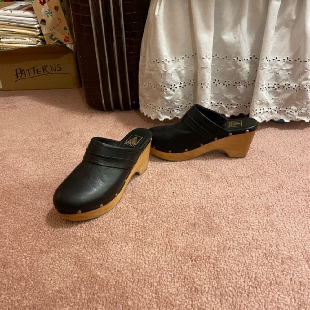 Aldo VTG 90s re-release Black Leather Clogs Sz 9-9.5